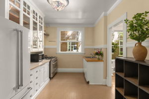 Spacious kitchen w/ glass upper cabinets