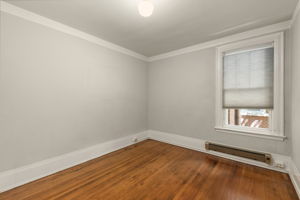 large bedroom w/ closet
