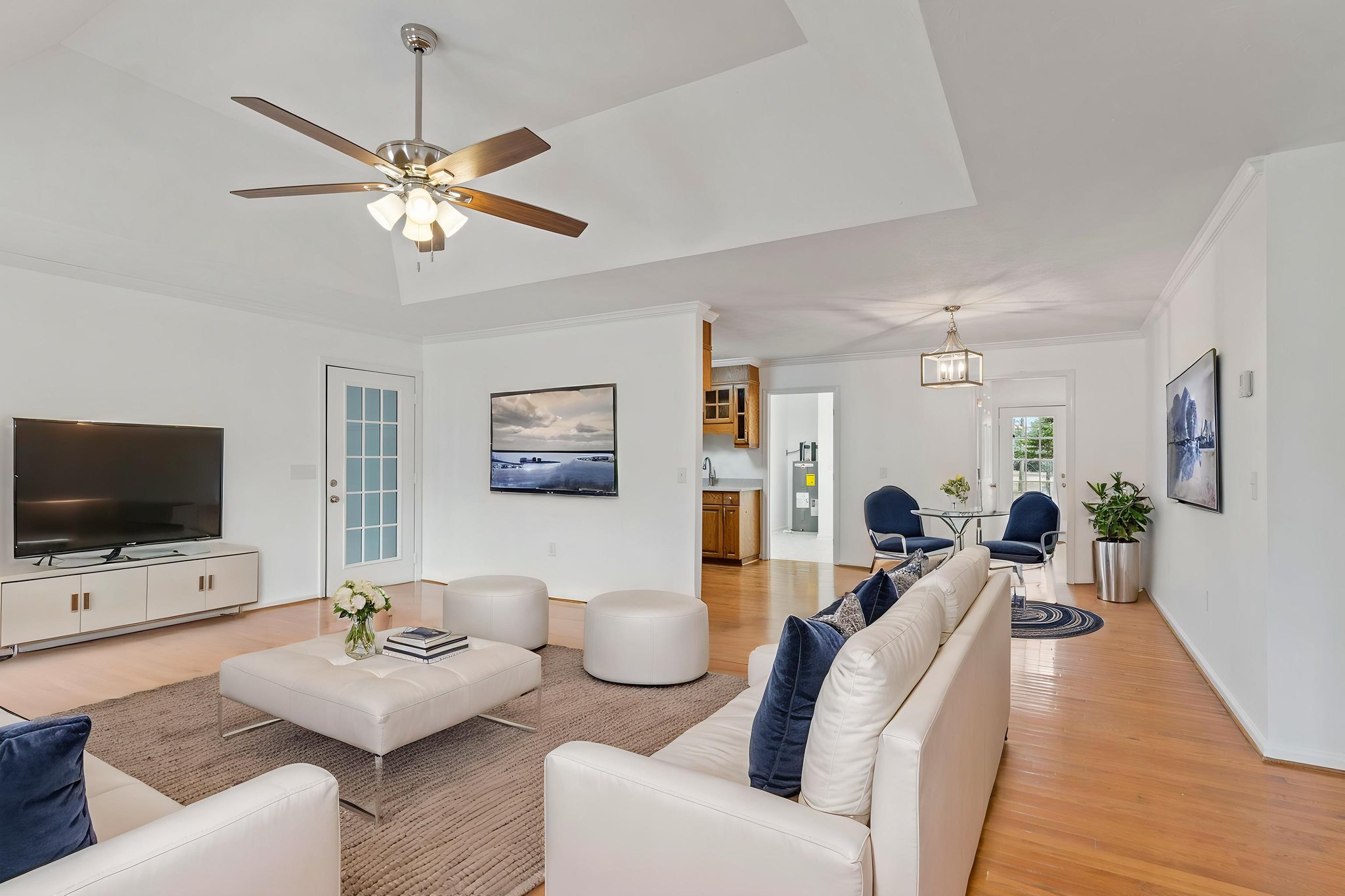 DSC03692 virtually staged.jpeg