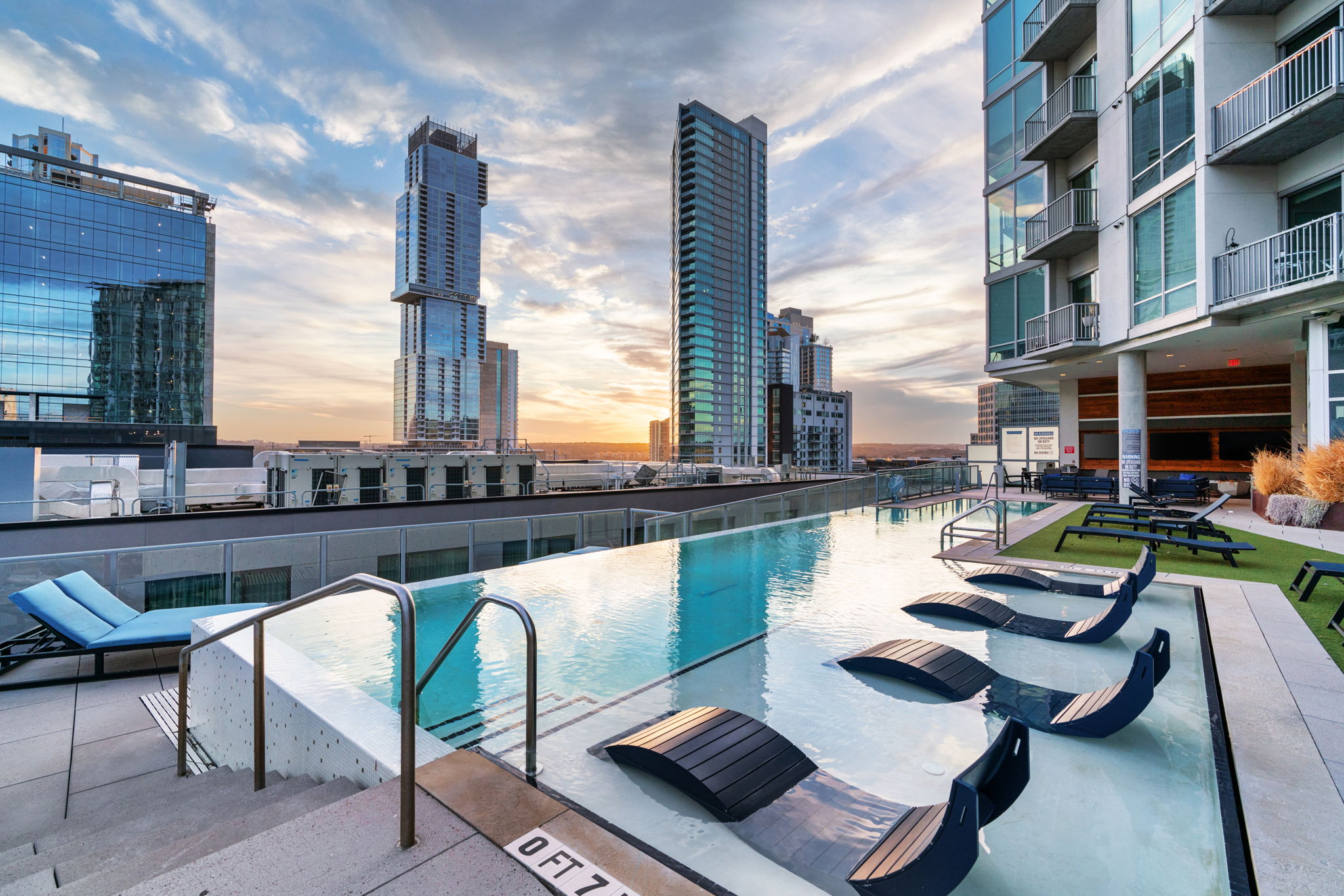 615 W 7th St, Austin, TX 78701, USA Photo 7