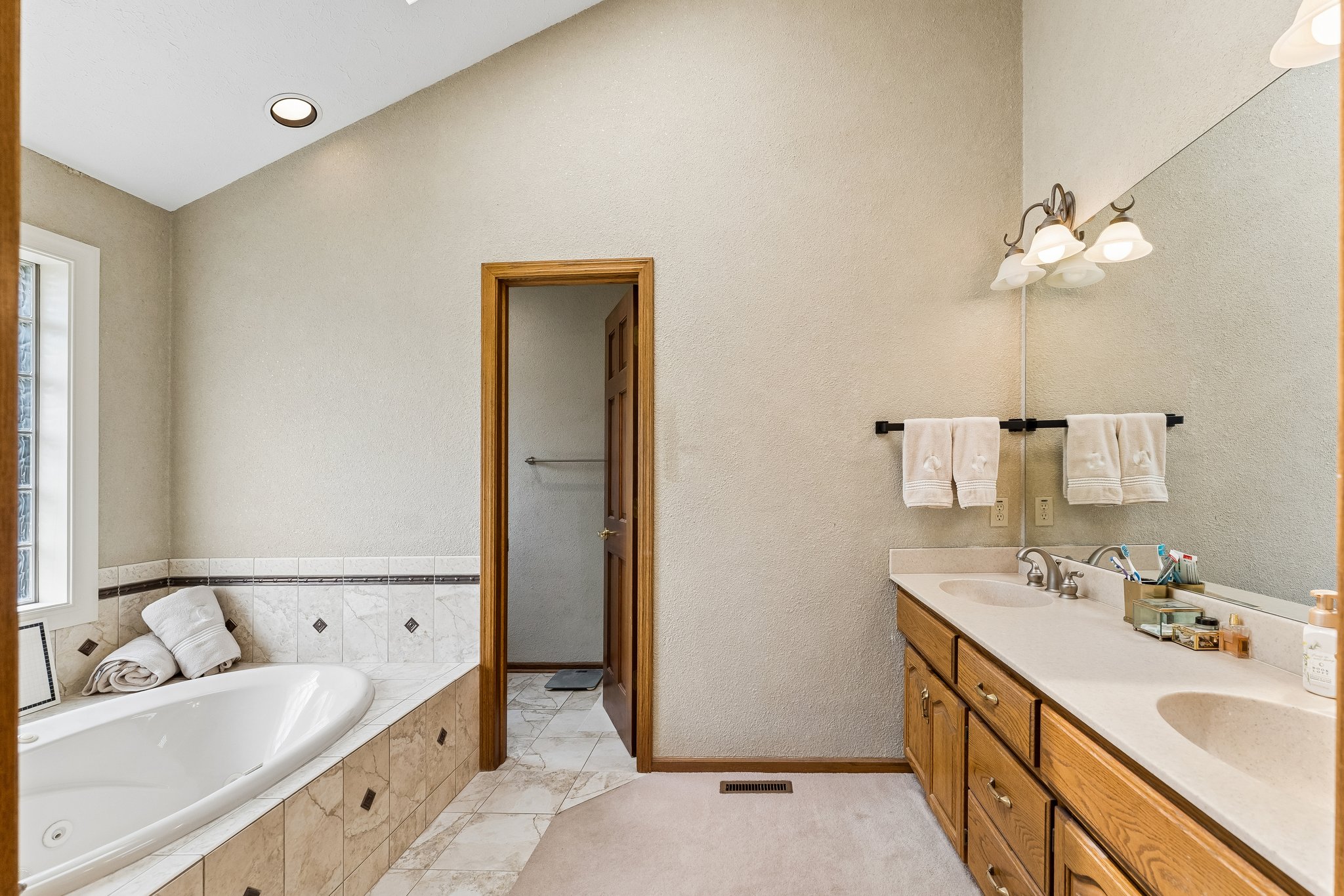 8740 - 6151 S 102nd Ave_018.jpg