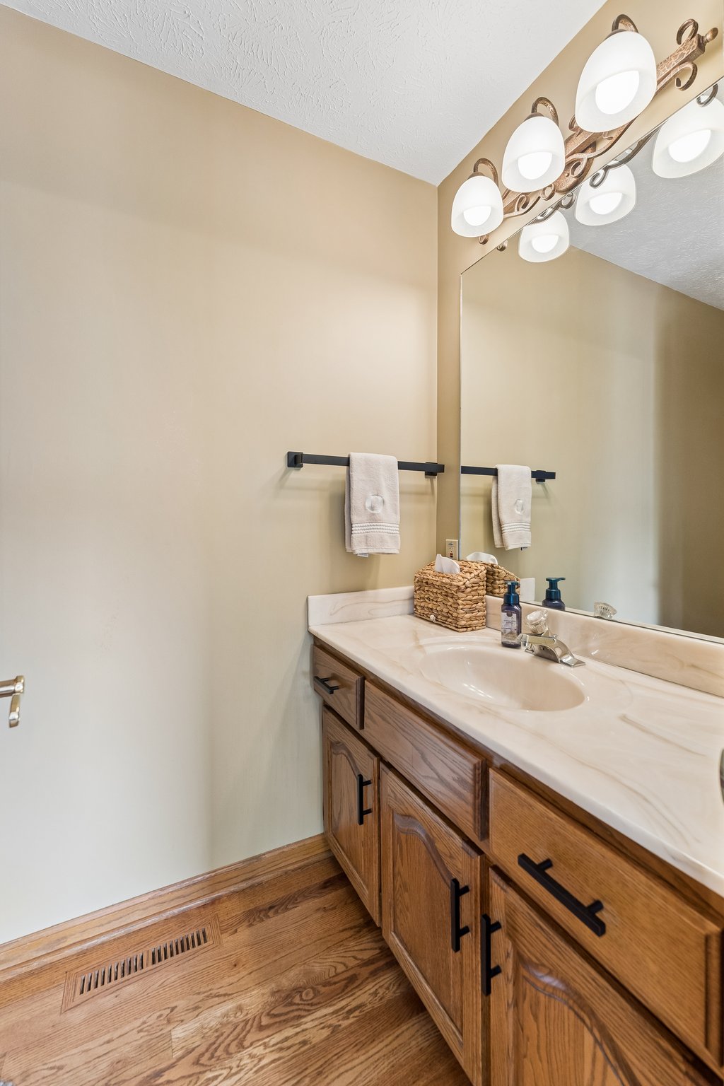 8740 - 6151 S 102nd Ave_026.jpg