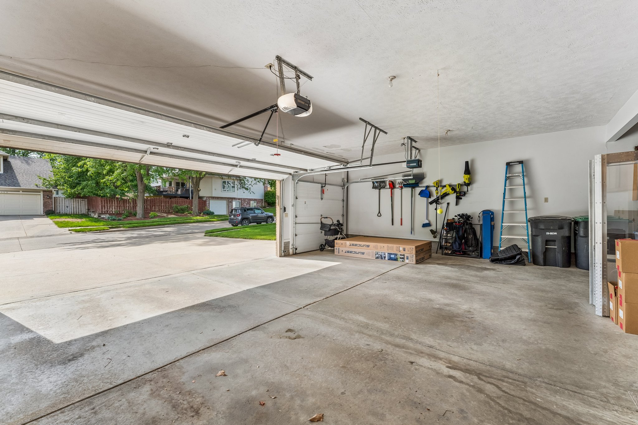 8740 - 6151 S 102nd Ave - 004.jpg