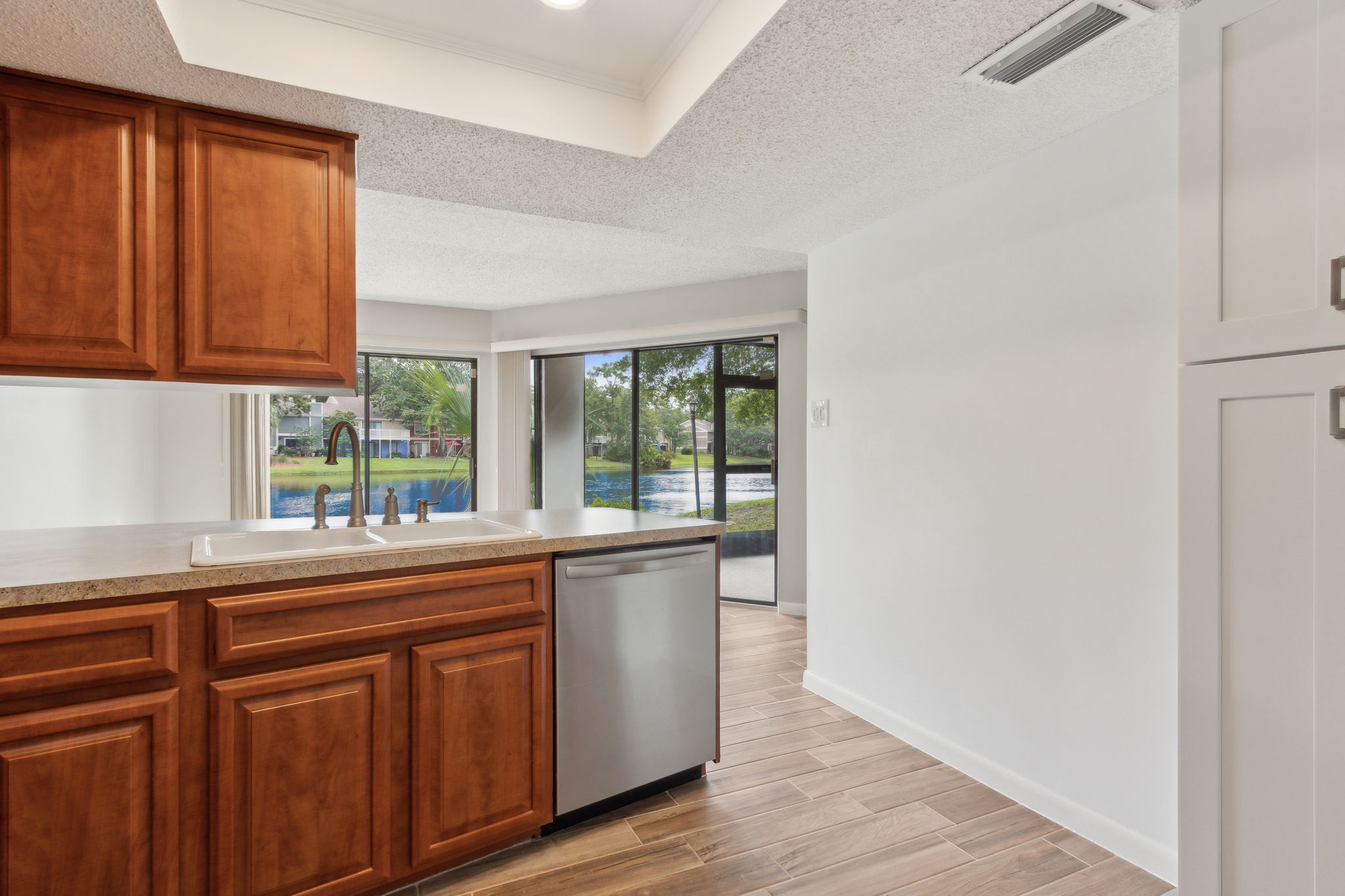 Kitchen / Breakfast bar / new DW