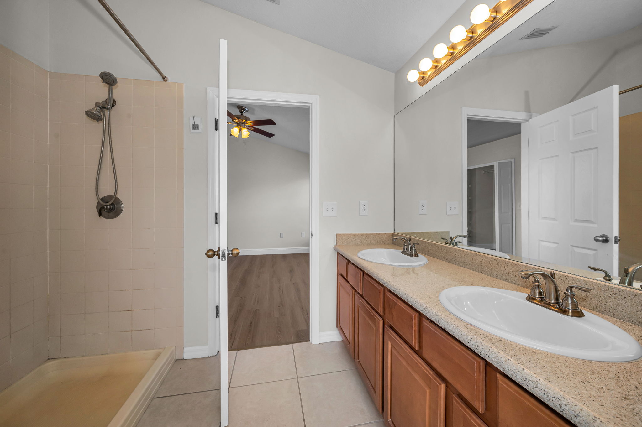 Upper Level Primary Bathroom1b