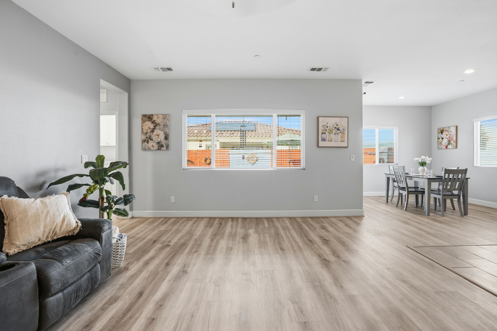 008_F8_618 Machado St