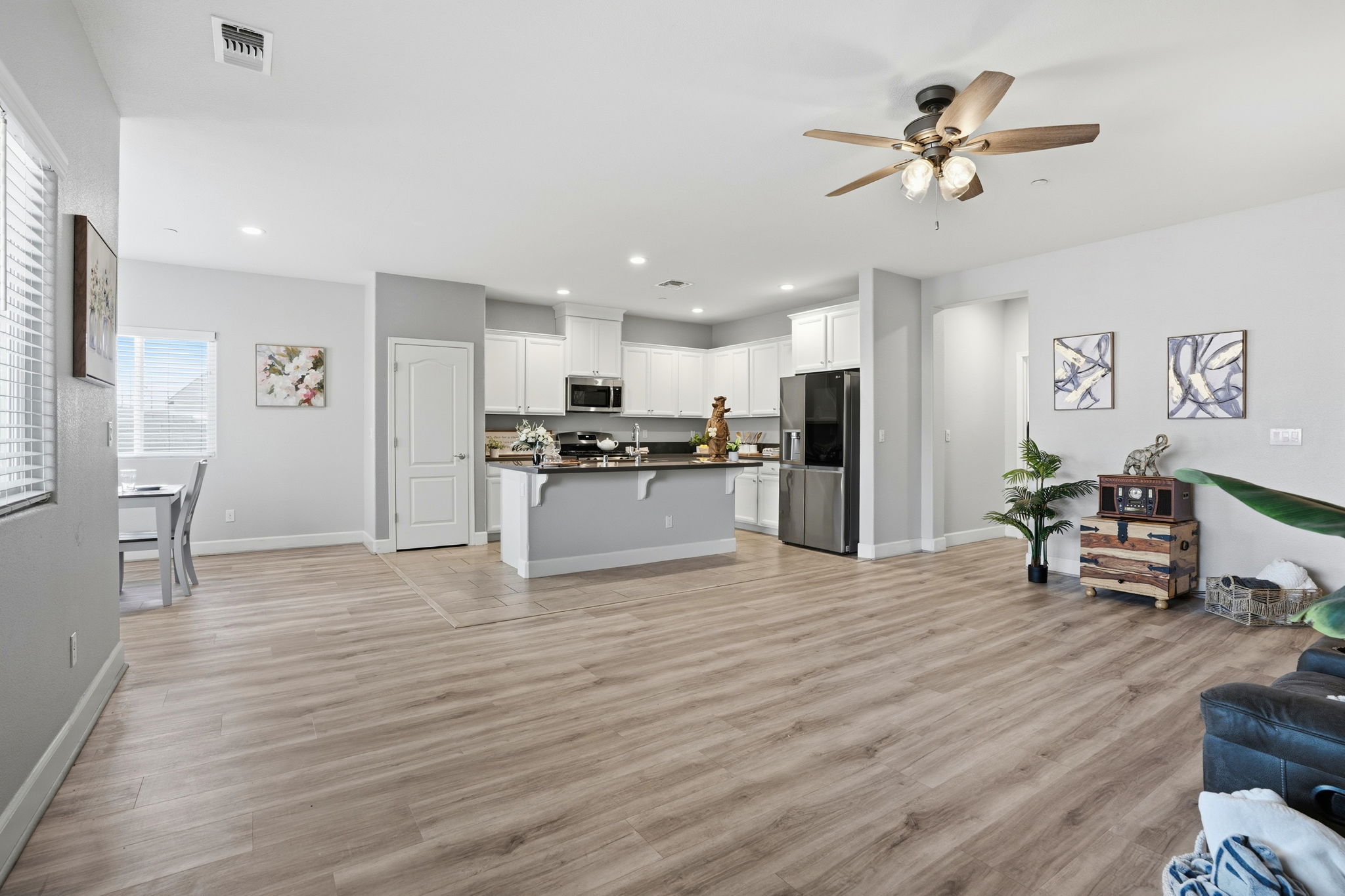 011_F8_618 Machado St