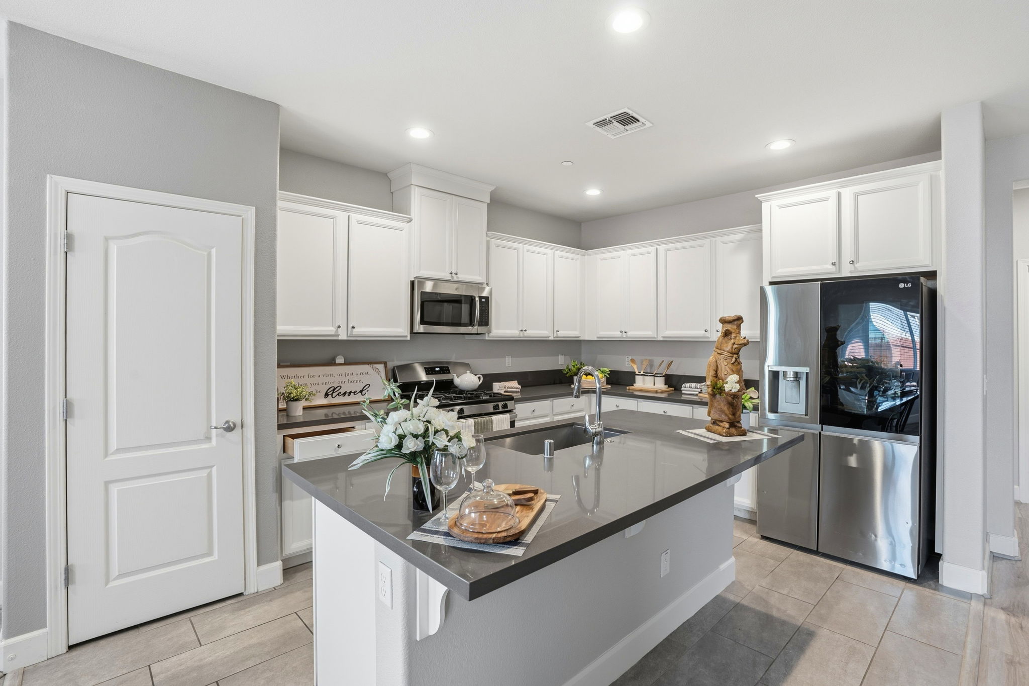 012_F8_618 Machado St