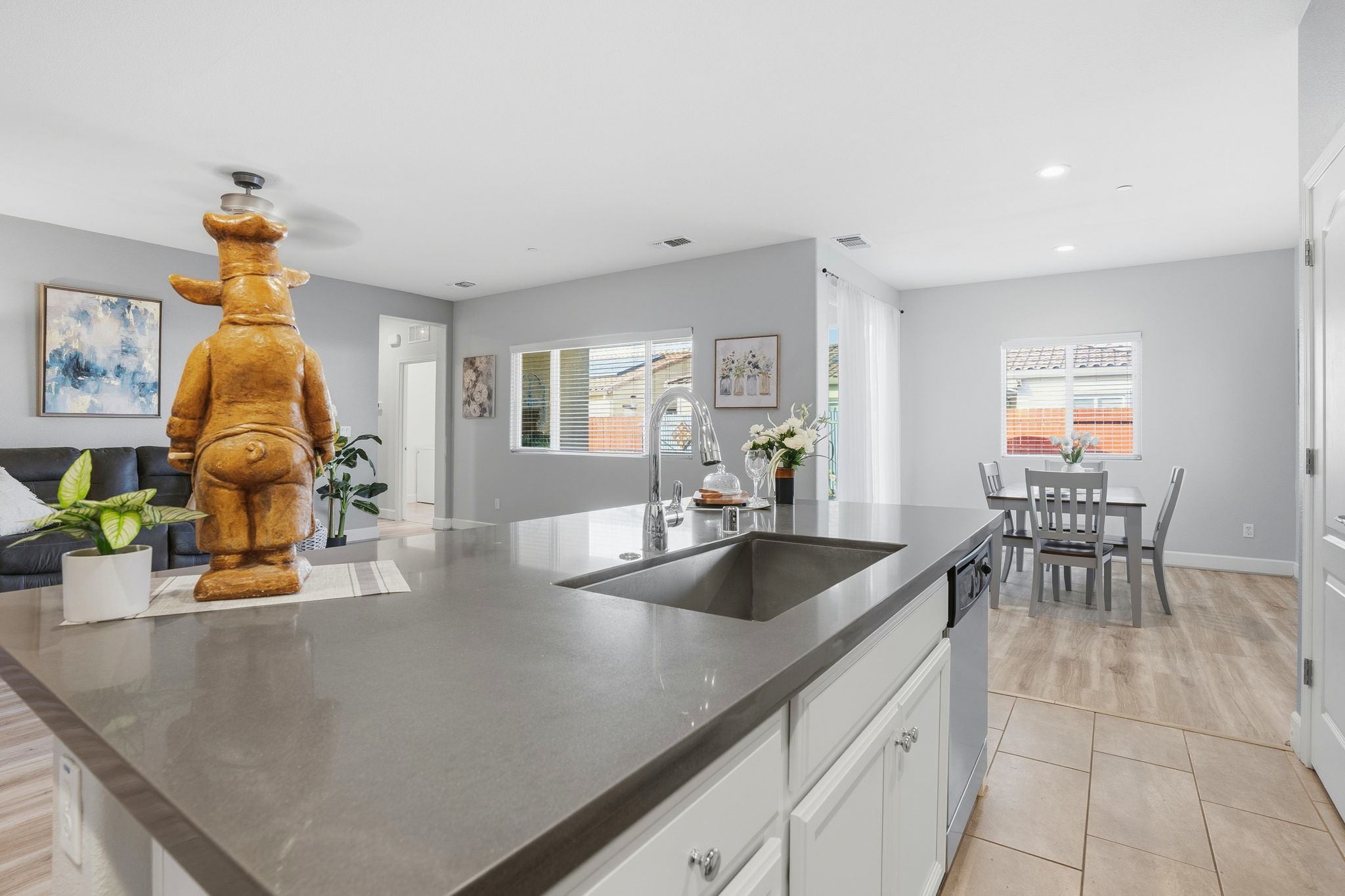 015_F8_618 Machado St