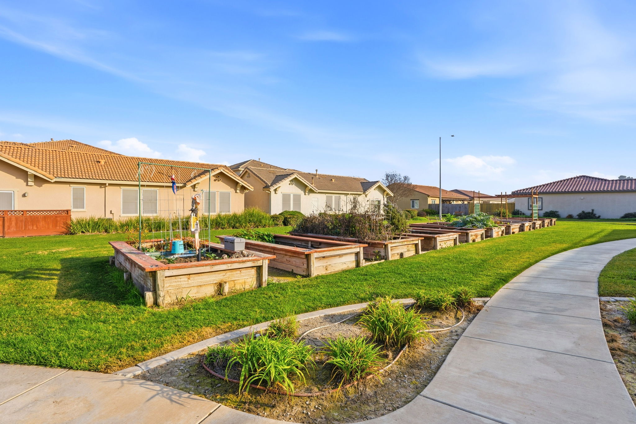 066_F8_618 Machado St