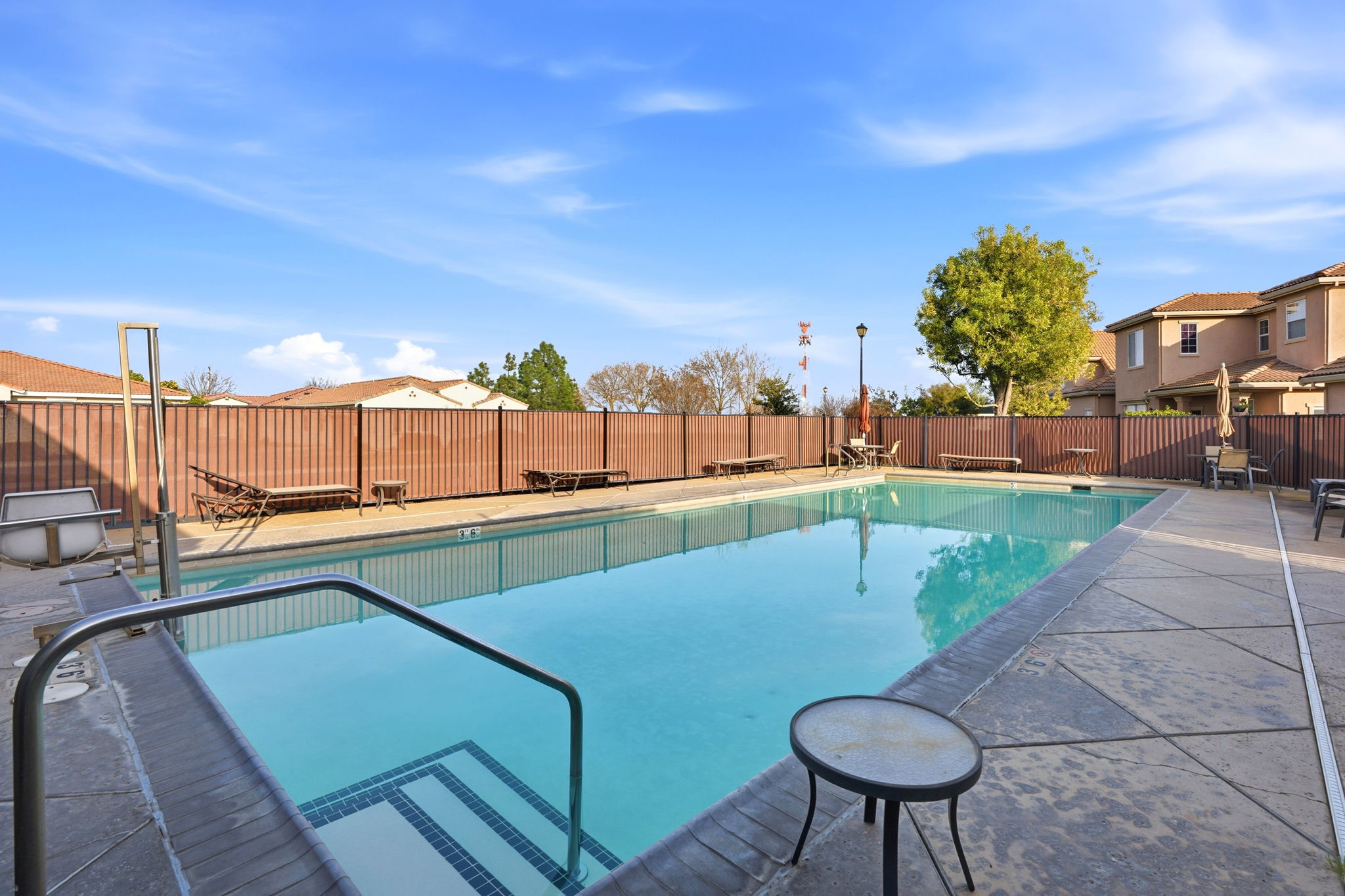 067_F8_618 Machado St