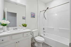 025_F8_618 Machado St