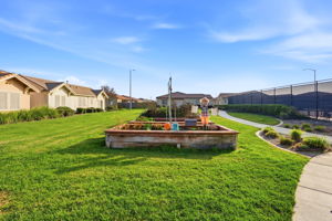 065_F8_618 Machado St