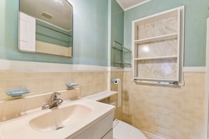 E 20th St-S1710-017.jpg