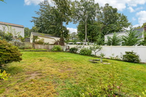 E 20th St-S1710-023.jpg