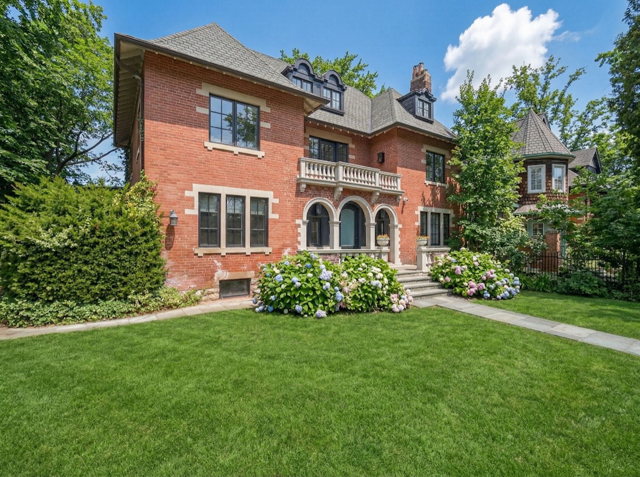 62 Maple Ave Toronto, ON M4W 2T7