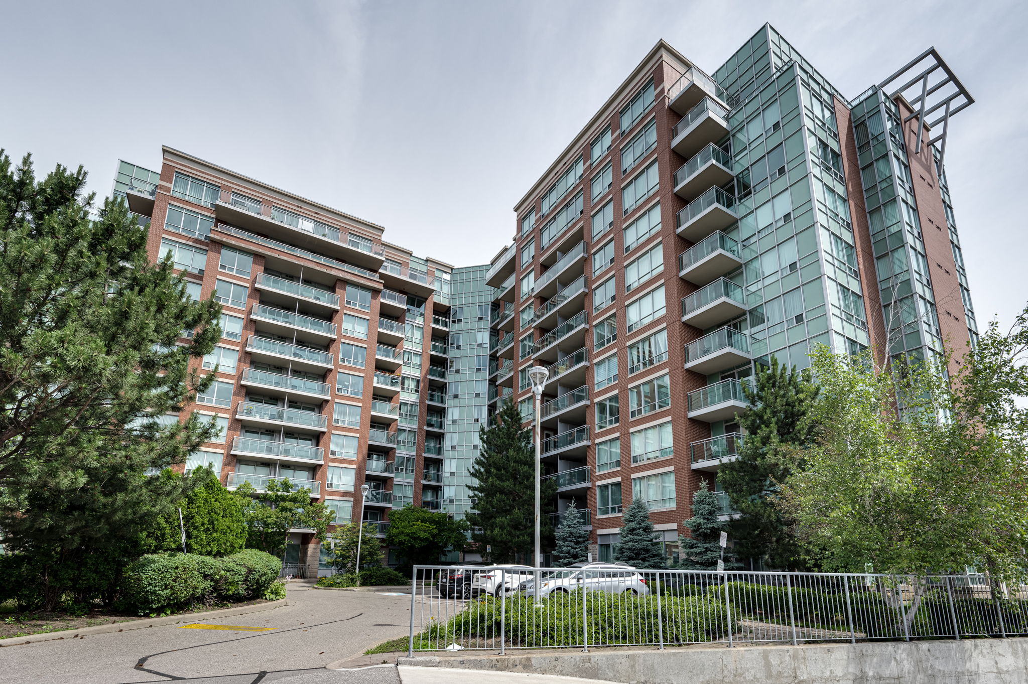 62 Suncrest Blvd Unit 807 Markham, ON L3T 7Y6