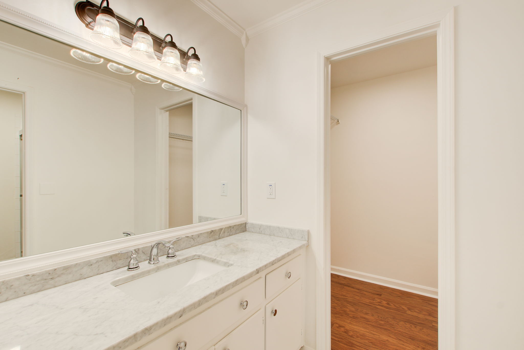 19 Main BR En Suite A Vanity