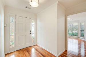 4 Entryway w Breakfast Area