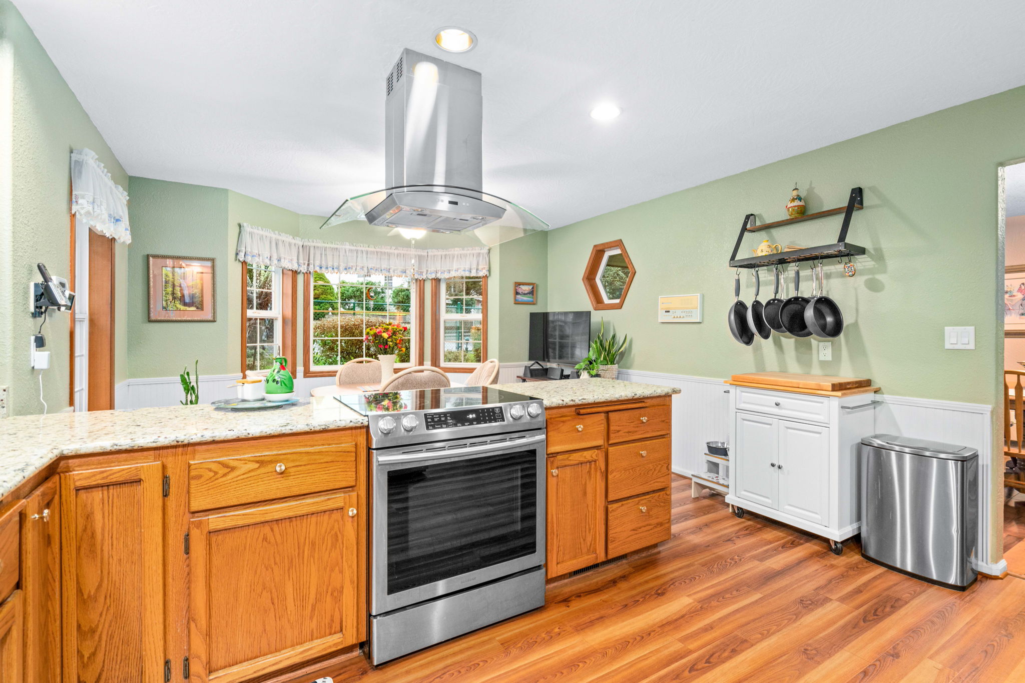 Kitchen/Eating Area