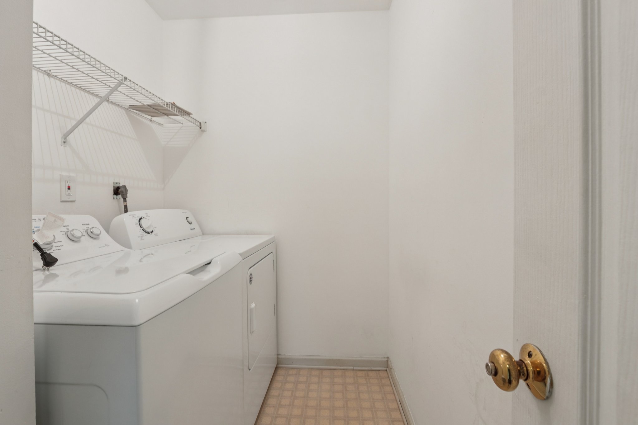 Rolling Hill Dr-S2703-028.jpg