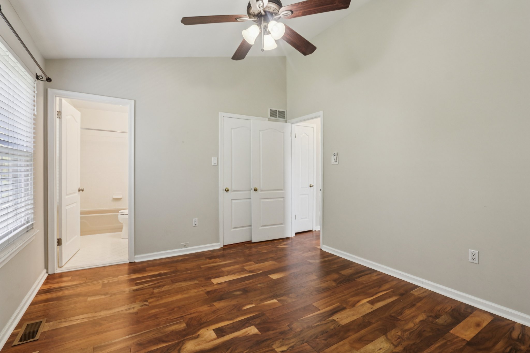 Rolling Hill Dr-S2703-031.jpg