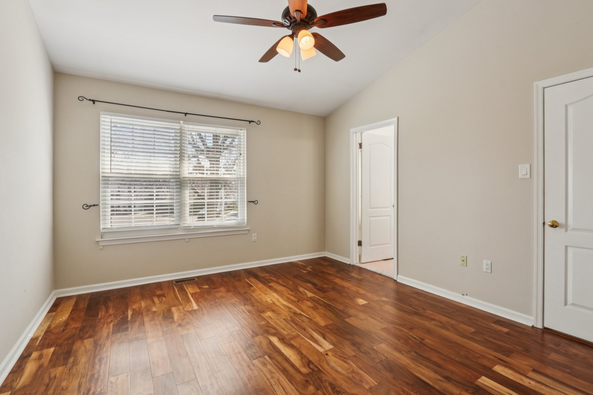 Rolling Hill Dr-S2703-036.jpg