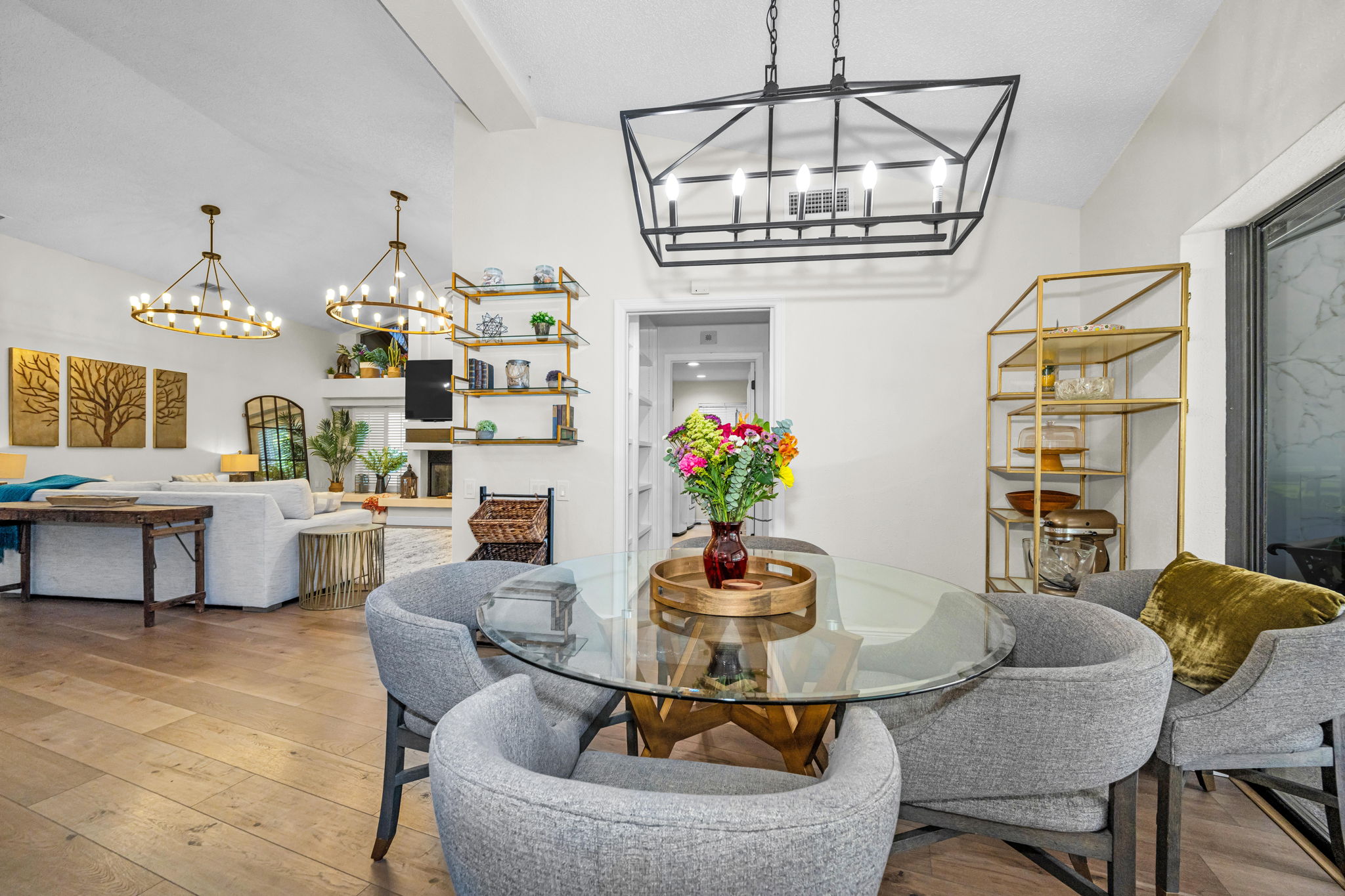 Kitchen Eat-In 1