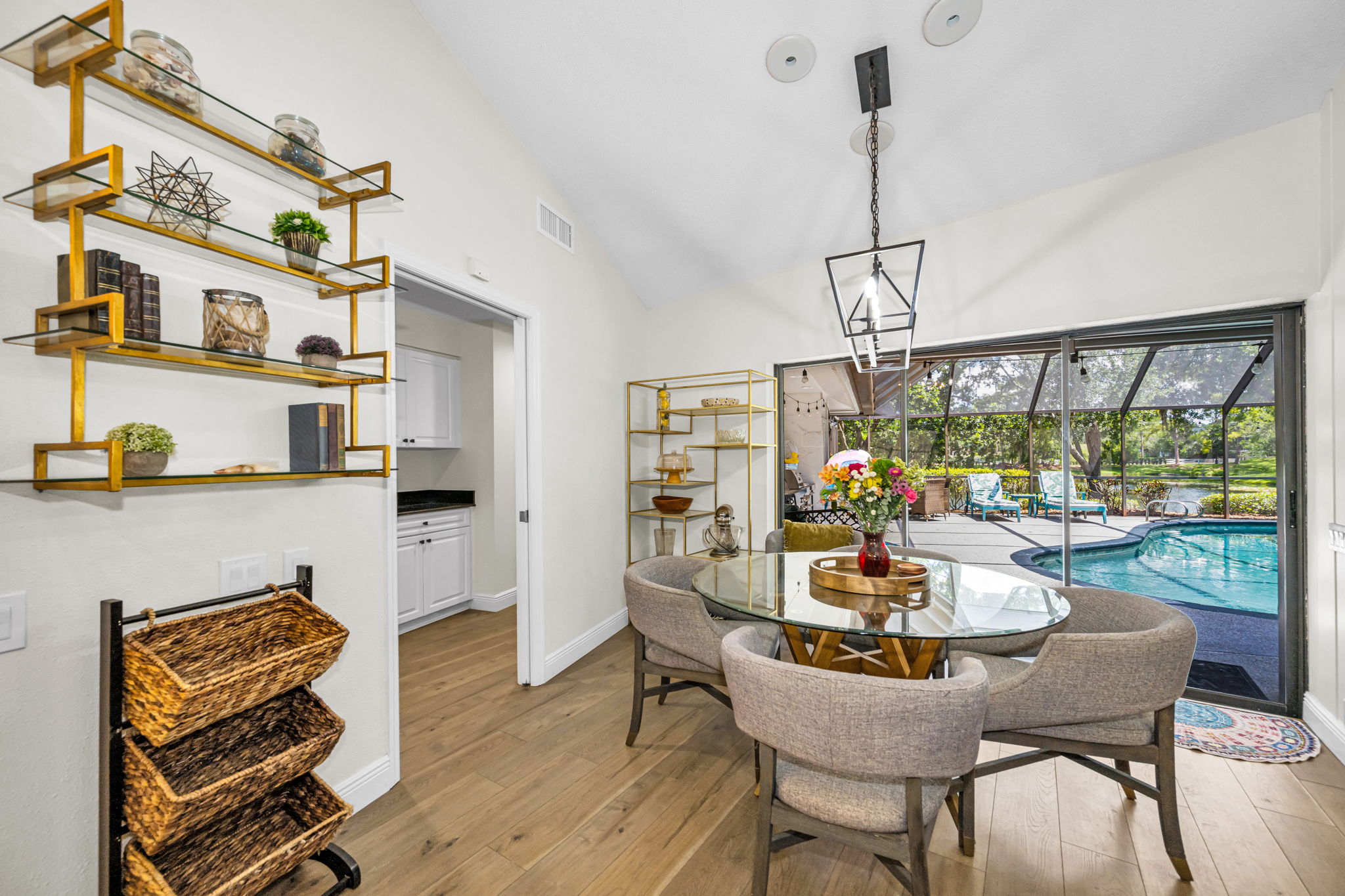 Kitchen Eat-In 2