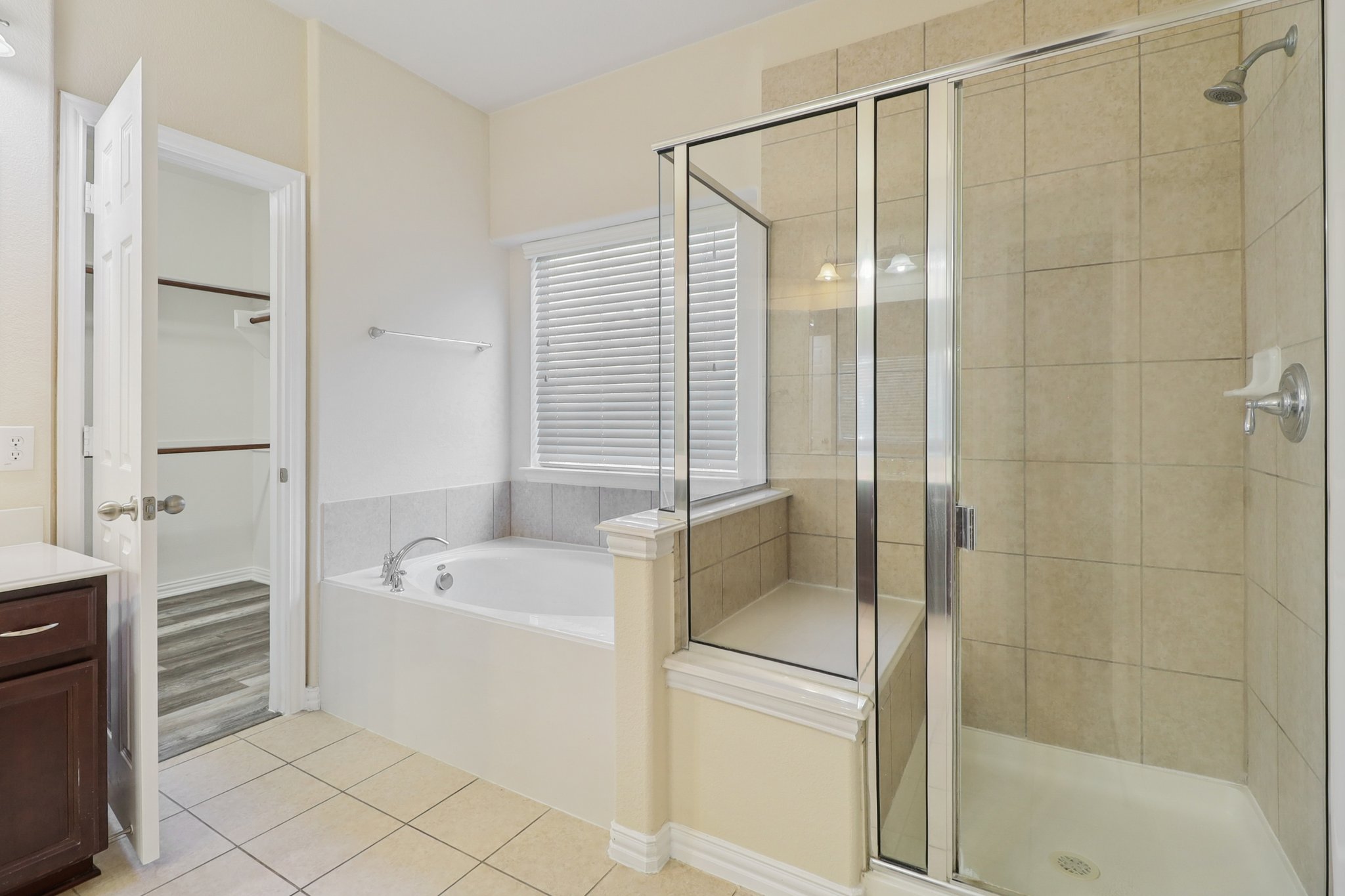 Weaver Dr-S0509-025.jpg