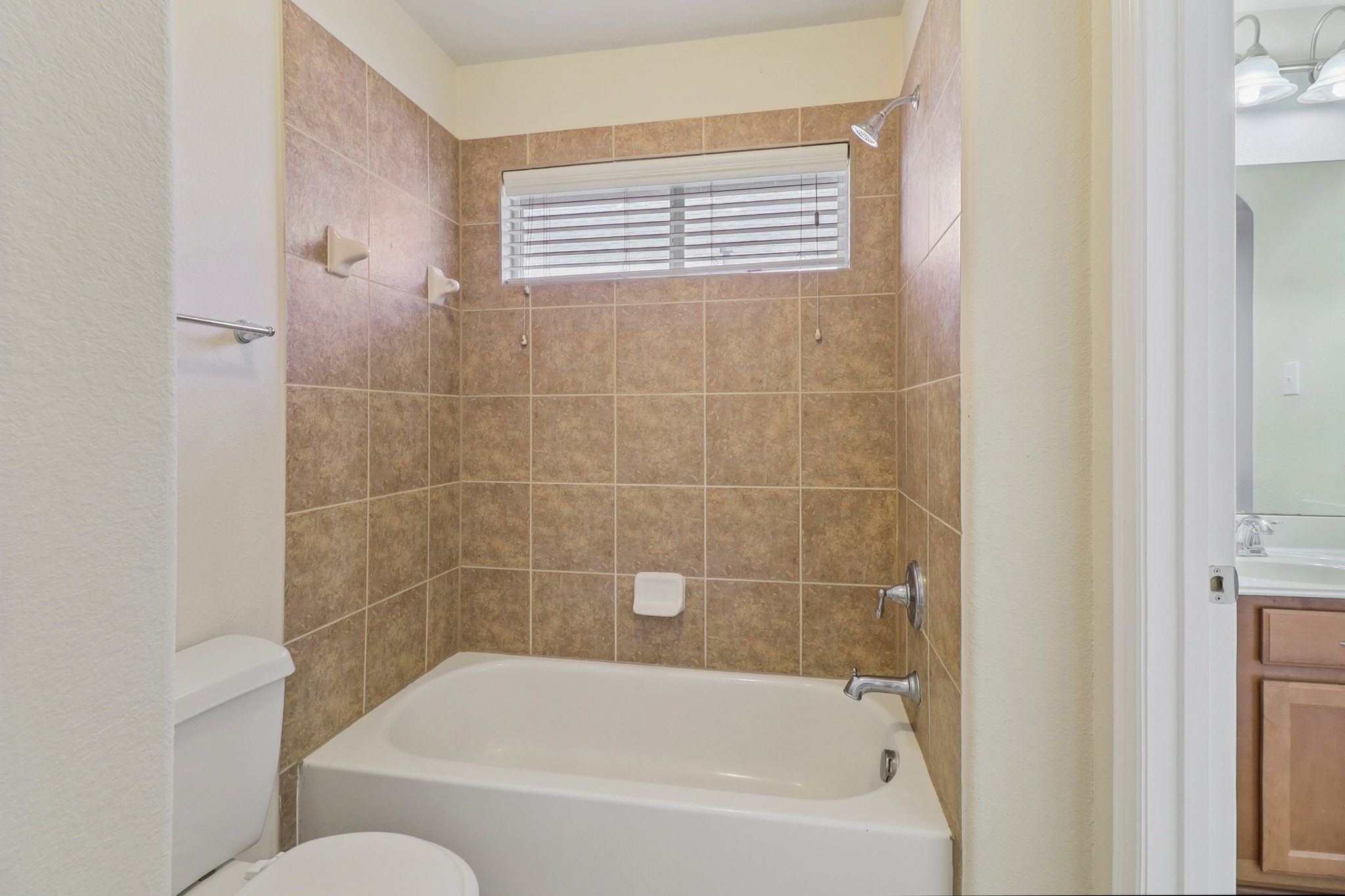 Weaver Dr-S0509-036.jpg