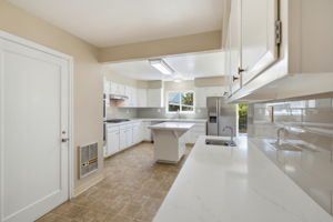 016_F8_622 E 16th Ave