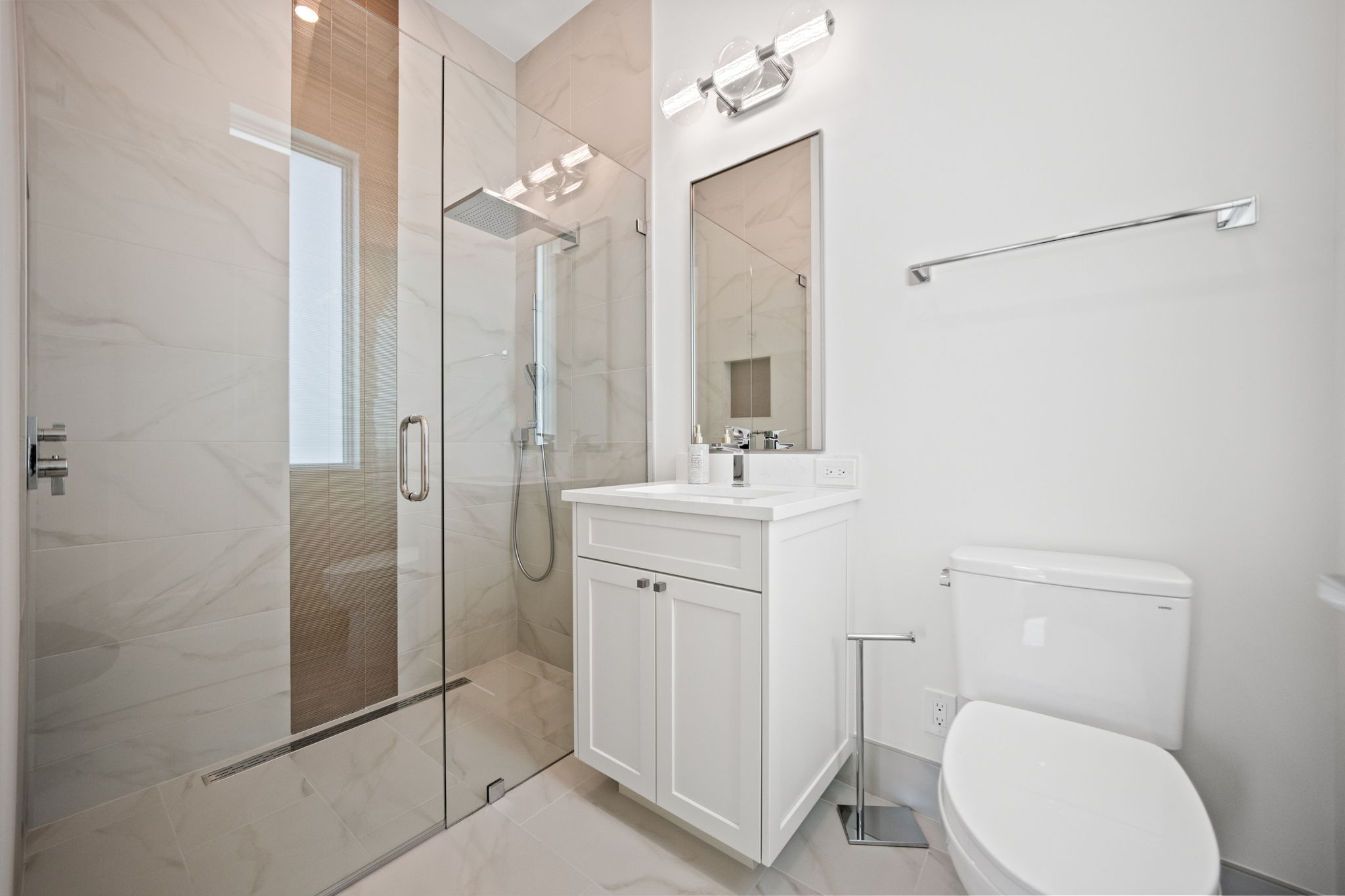 Ensuite bath with high-end finish