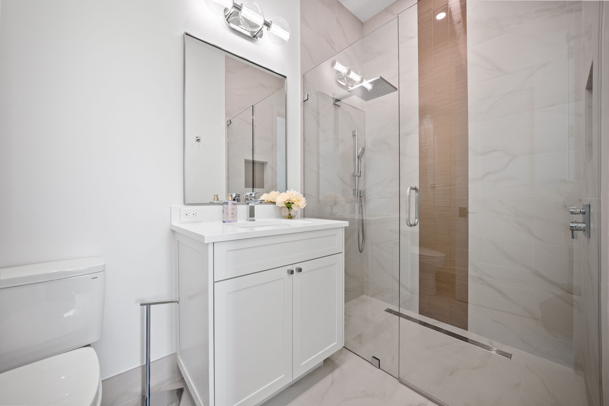 Ensuite bath with high-end finish