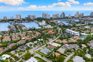 Very close proximity to The Village Shops and private beach access park
