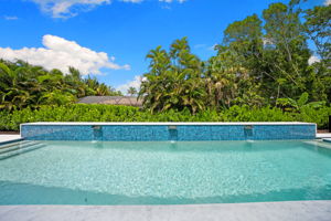 Saltwater pool with fountain details