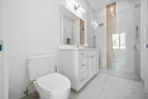 Ensuite bath with high-end finish