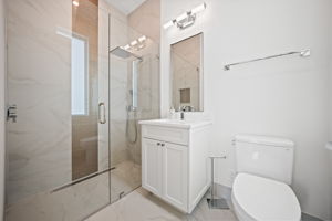 Ensuite bath with high-end finish