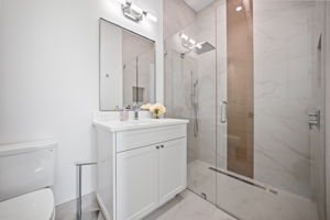 Ensuite bath with high-end finish