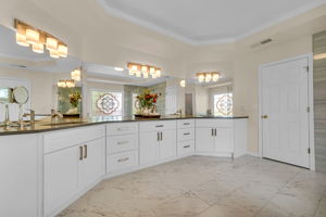 Somptuous vanities with dimmable lights.