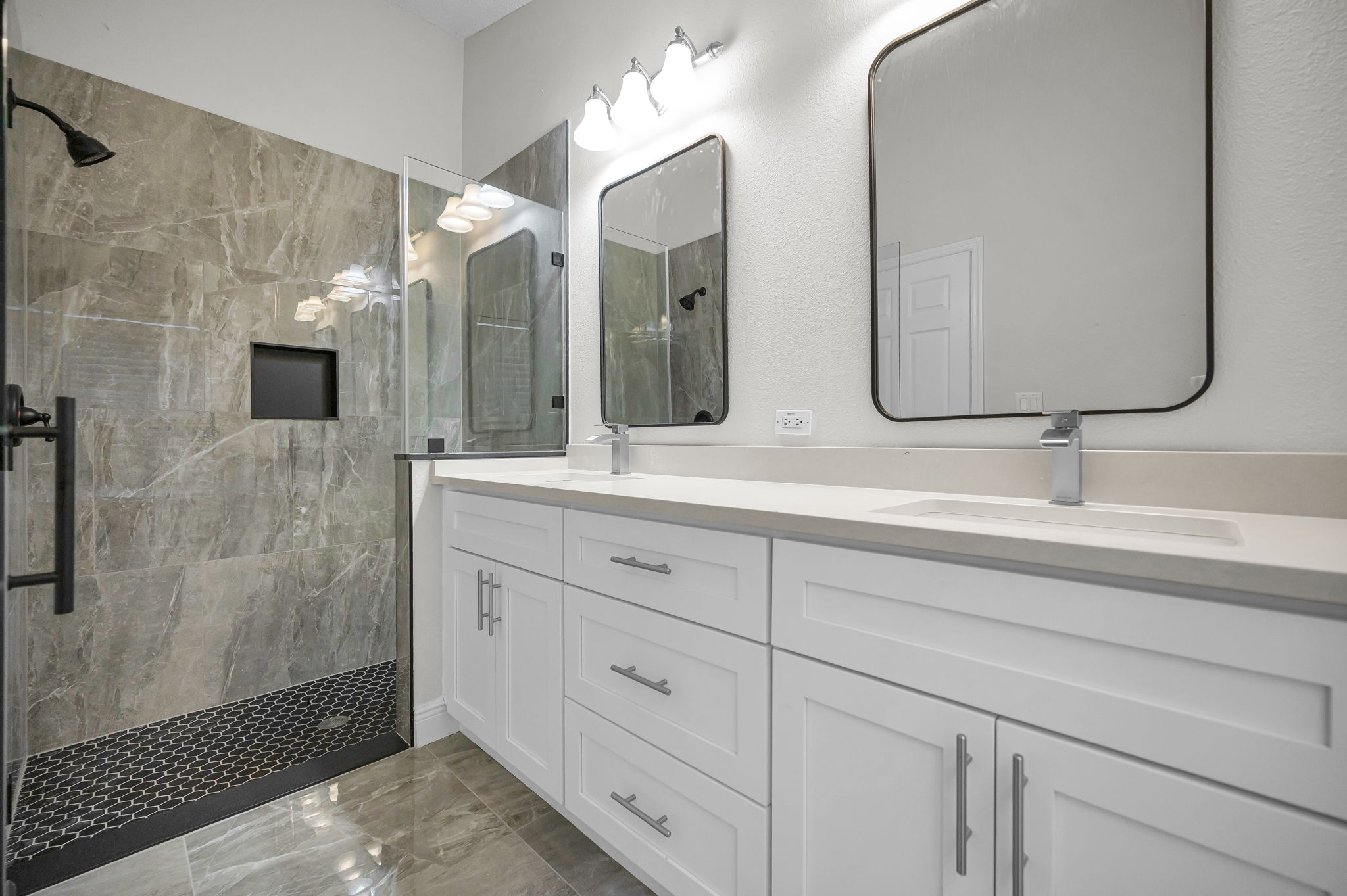 Primary Bathroom1c