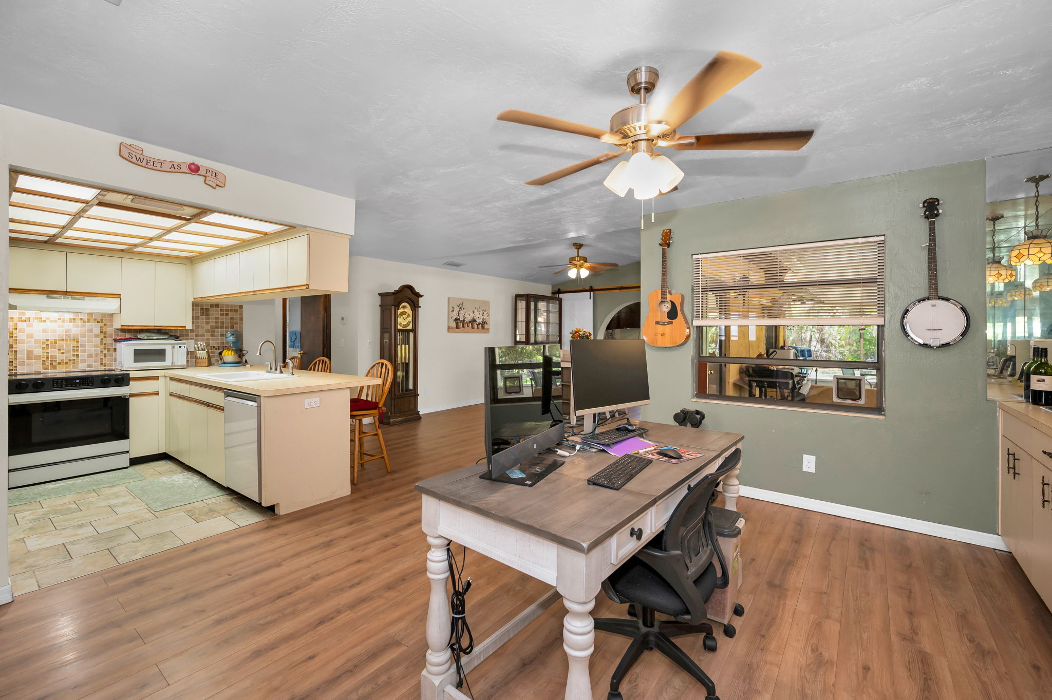 Kitchen Eat-in Area2