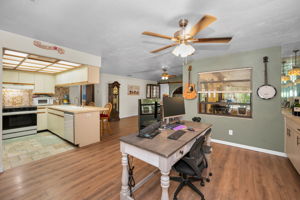 Kitchen Eat-in Area2