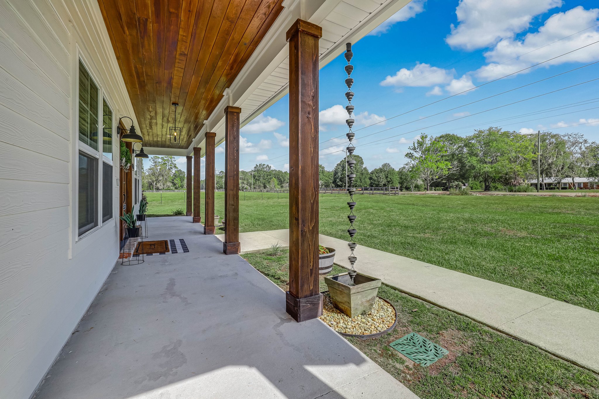 Front Porch/Entrance