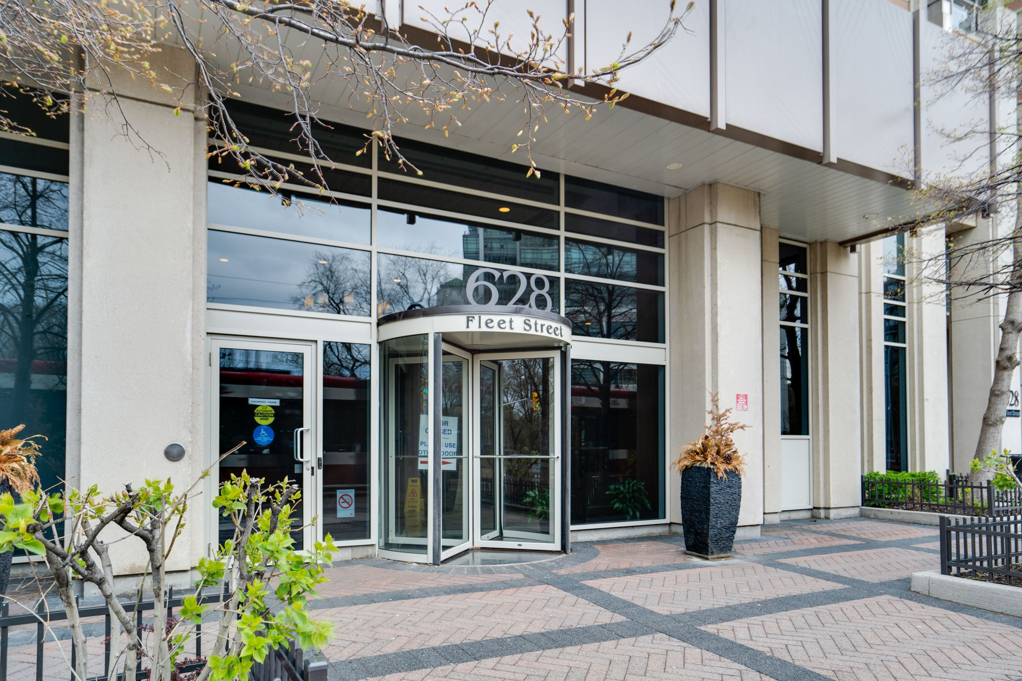 628 Fleet St 613 Toronto, ON M5V 1A8