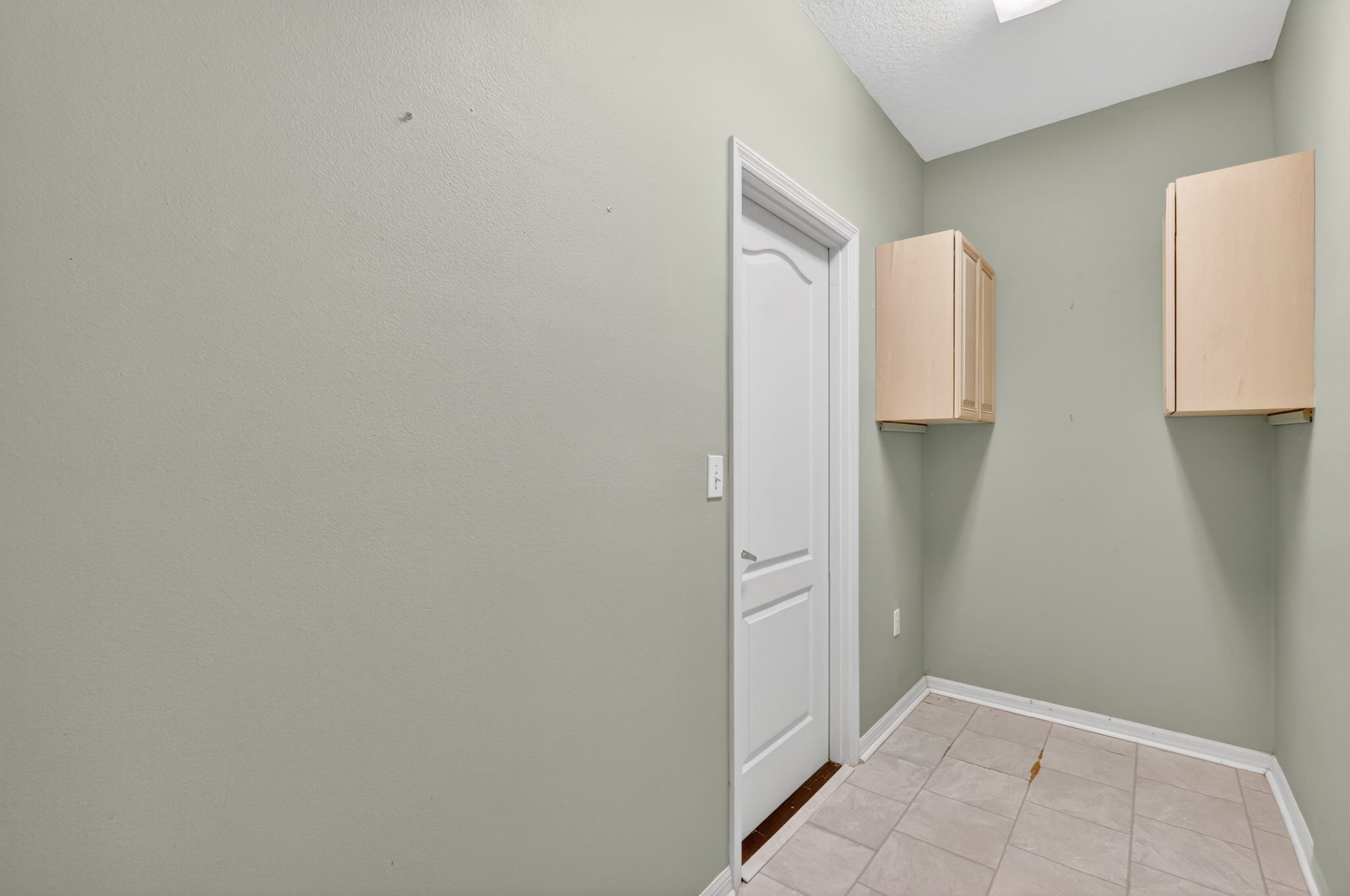 Mud/Bonus room w/ door into garage