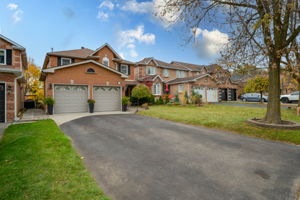63 Dawlish Ave, Aurora ON