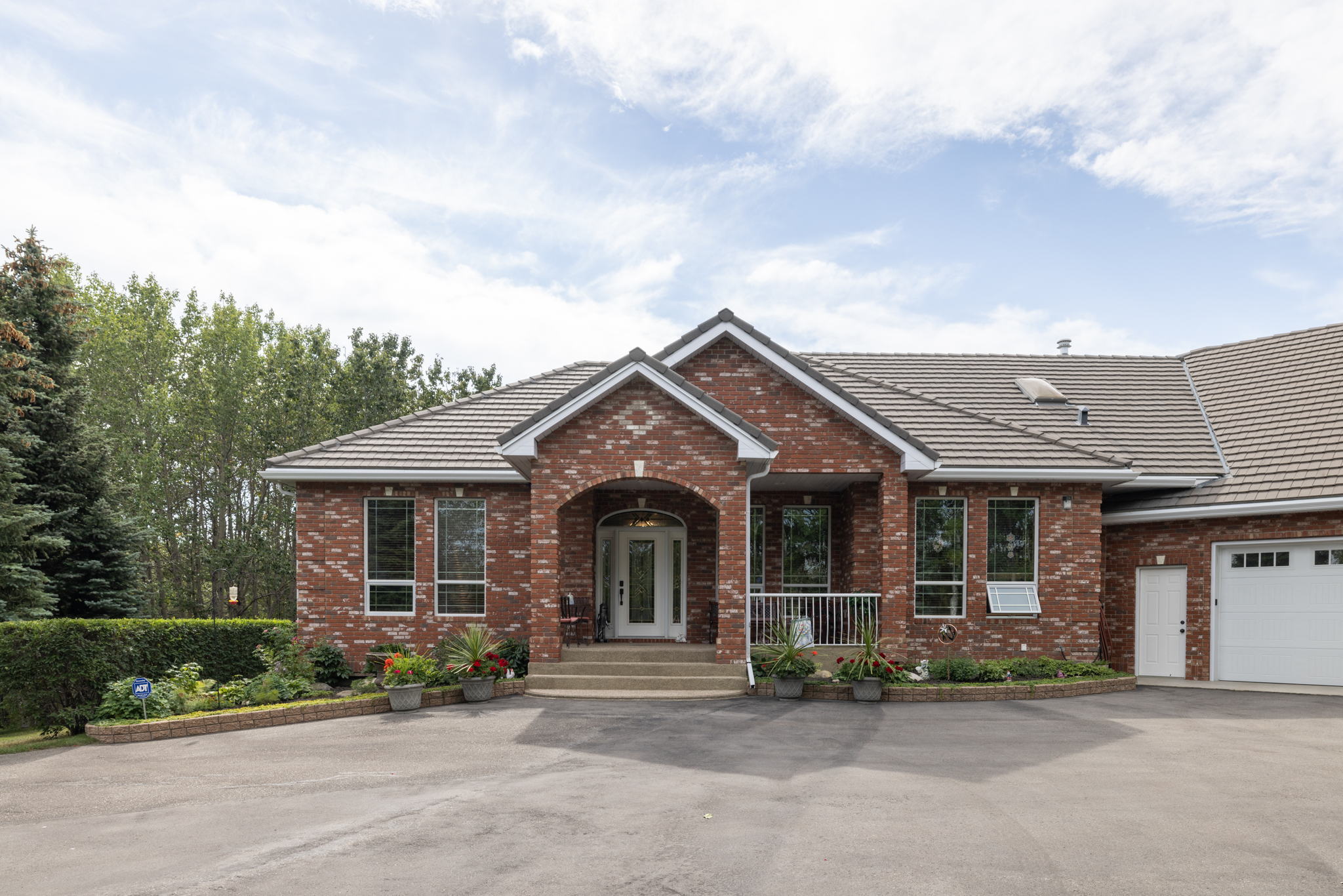63 Rolling Acres Dr, Calgary, AB T3R 1B8, Canada Photo 5