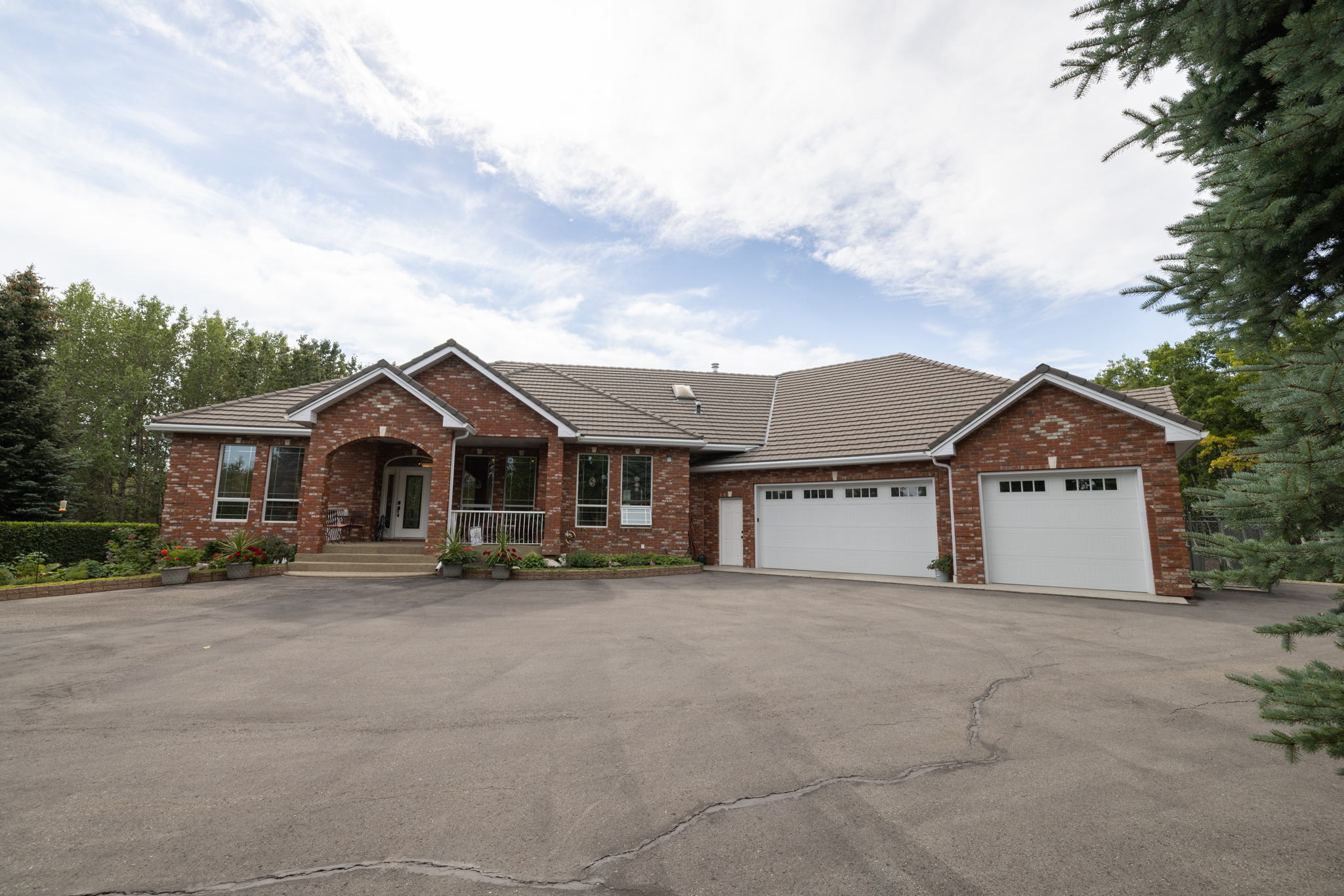 63 Rolling Acres Dr, Calgary, AB T3R 1B8, Canada Photo 7