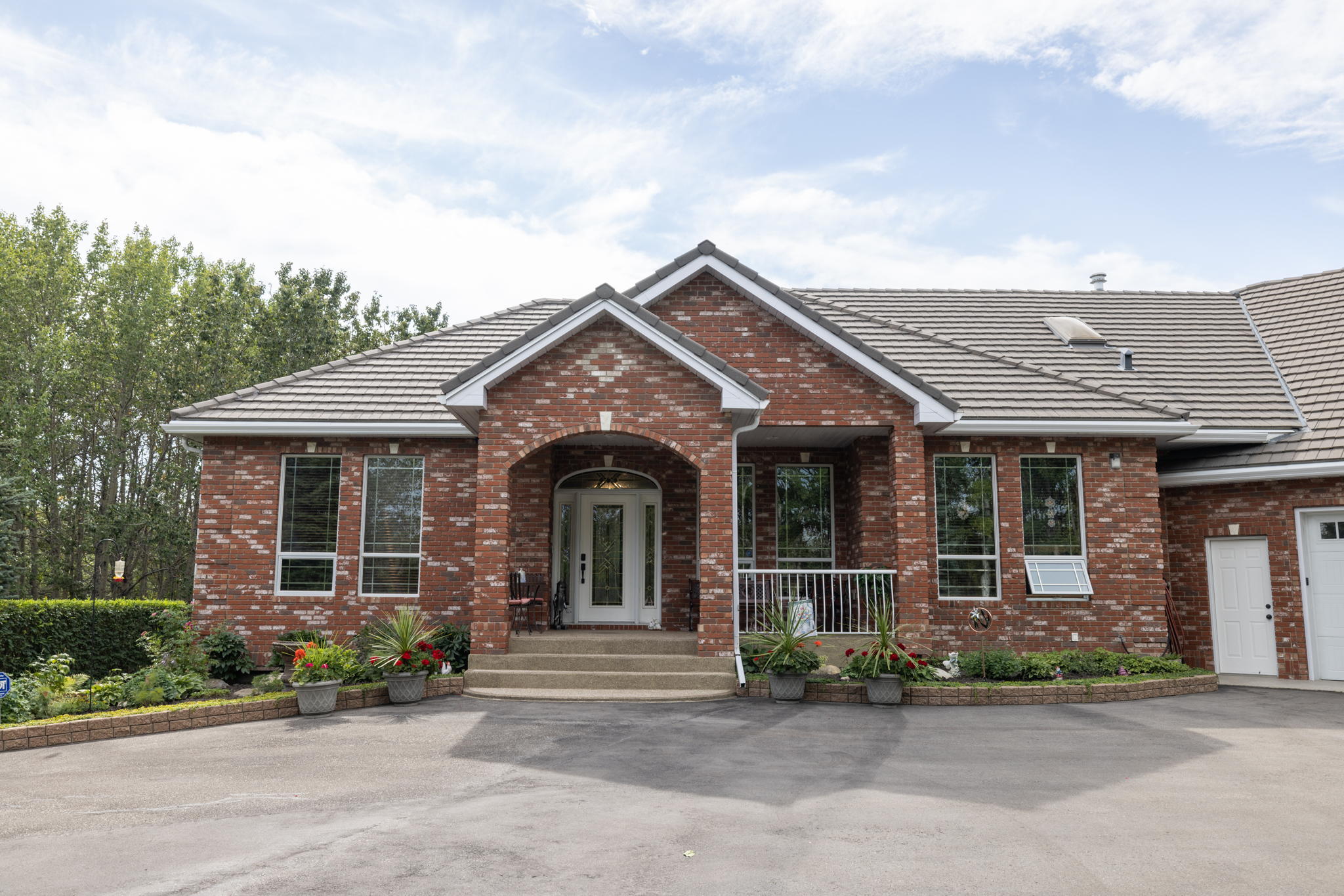 63 Rolling Acres Dr, Calgary, AB T3R 1B8, Canada Photo 4